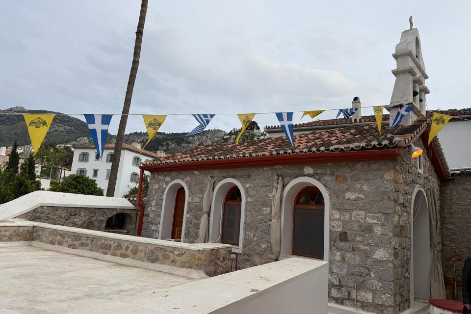 Εορτασμός   της Ζωοδόχου Πηγής στο ομώνυμο παρεκκλήσιο στο Κουλούρειο Νοσοκομείο Ύδρας