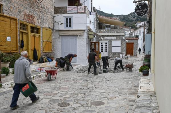Εργασίες αντικατάστασης  παλαιού αρμολογήματος σε δύο δημόσιους δρόμους της Ύδρας